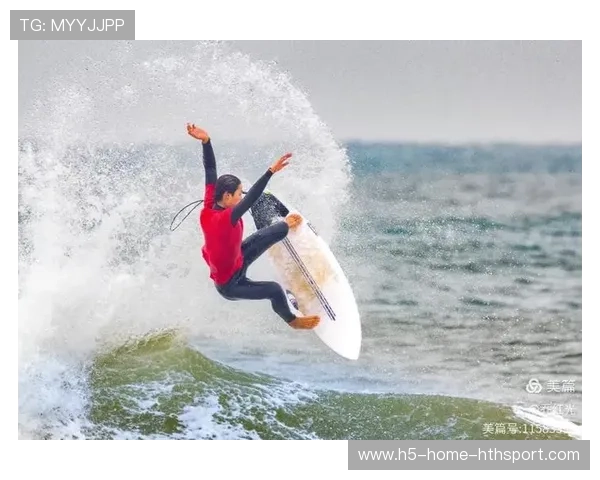 冲浪选手与海浪合影成艺术展览参展作品